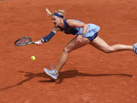 Rebecca Šramková v zápase 1. kola na Roland Garros 2025 proti Ige Swiatekovej. 