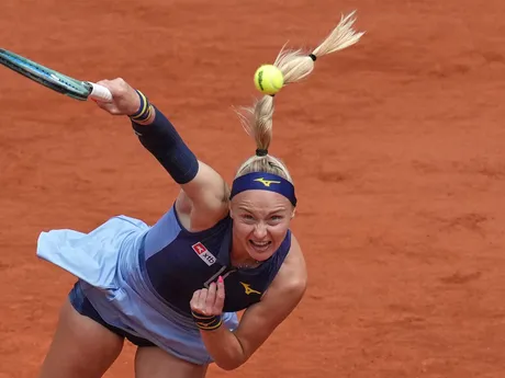Rebecca Šramková v zápase 1. kola na Roland Garros 2025 proti Ige Swiatekovej. 