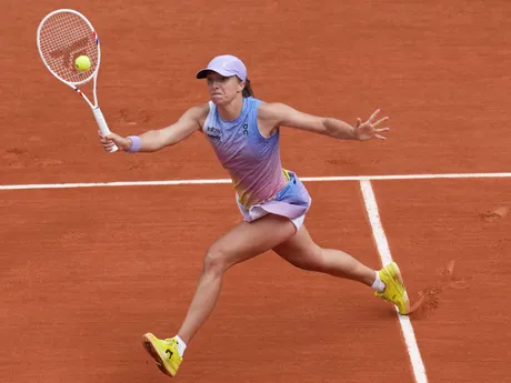 Iga Swiateková v zápase 1. kola na Roland Garros 2025 proti Rebecce Šramkovej. 