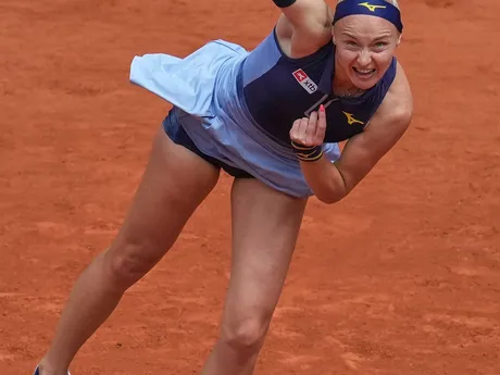 Rebecca Šramková v zápase 1. kola na Roland Garros 2025 proti Ige Swiatekovej. 