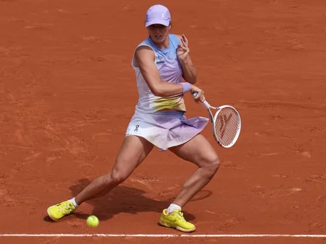 Iga Swiateková v zápase 1. kola na Roland Garros 2025 proti Rebecce Šramkovej. 
