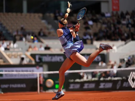 Rebecca Šramková v zápase 1. kola na Roland Garros 2025 proti Ige Swiatekovej. 