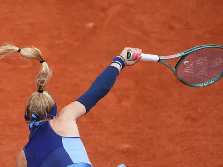 Rebecca Šramková v zápase 1. kola na Roland Garros 2025 proti Ige Swiatekovej. 