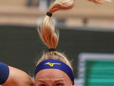 Rebecca Šramková v zápase 1. kola na Roland Garros 2025 proti Ige Swiatekovej. 