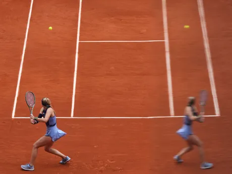 Rebecca Šramková v zápase 1. kola na Roland Garros 2025 proti Ige Swiatekovej. 