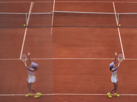 Iga Swiateková v zápase 1. kola na Roland Garros 2025 proti Rebecce Šramkovej. 