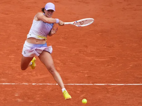 Iga Swiateková v zápase 1. kola na Roland Garros 2025 proti Rebecce Šramkovej. 