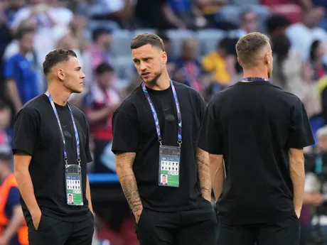 Kristjan Asllani a Marko Arnautovic pred zápasom Paríž St. Germain - Inter Miláno vo finále Ligy majstrov. 