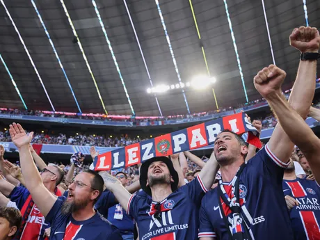 Fanúšikovia PSG pred zápasom Paríž St. Germain - Inter Miláno vo finále Ligy majstrov. 
