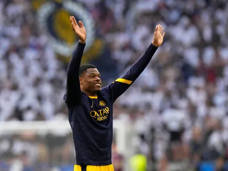 Denzel Dumfries pred zápasom Paríž St. Germain - Inter Miláno vo finále Ligy majstrov. 