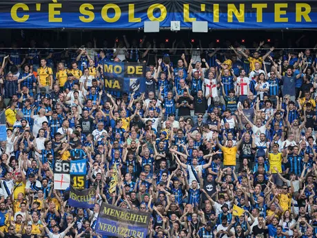 Fanúšikovia Interu Miláno pred zápasom Paríž St. Germain - Inter Miláno vo finále Ligy majstrov. 
