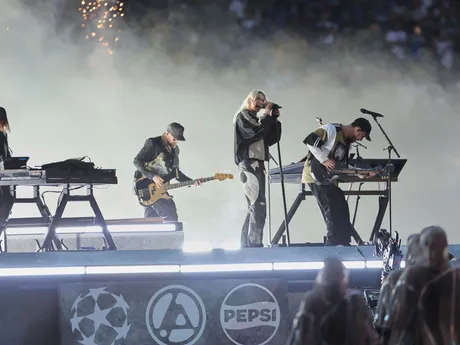 Linkin Park pred zápasom Paríž St. Germain - Inter Miláno vo finále Ligy majstrov. 
