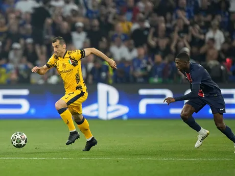 Henrikh Mkhitaryan a Ousmane Dembele počas zápasu Paríž St. Germain - Inter Miláno vo finále Ligy majstrov. 