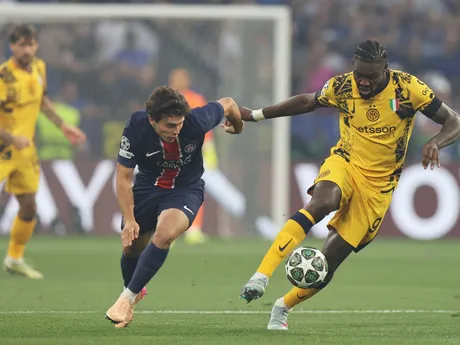 Joao Neves a Marcus Thuram počas zápasu Paríž St. Germain - Inter Miláno vo finále Ligy majstrov. 