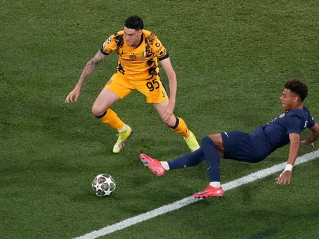 Desire Doue a Alessandro Bastoni počas zápasu Paríž St. Germain - Inter Miláno vo finále Ligy majstrov. 
