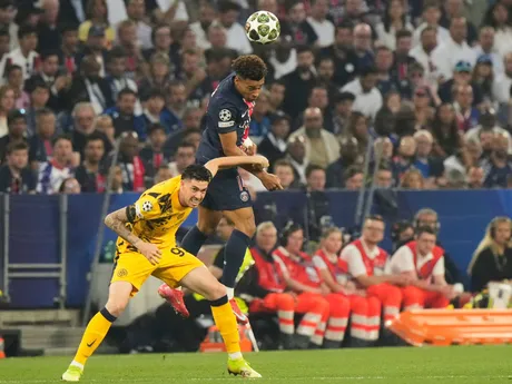 Desire Doue a Alessandro Bastoni počas zápasu Paríž St. Germain - Inter Miláno vo finále Ligy majstrov. 