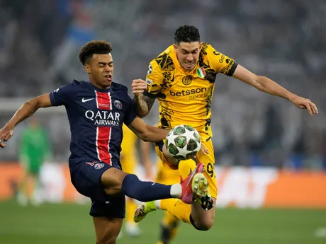 Desire Doue a Alessandro Bastoni počas zápasu Paríž St. Germain - Inter Miláno vo finále Ligy majstrov. 