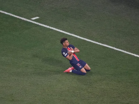 Desire Doué oslavuje gól počas zápasu Paríž St. Germain - Inter Miláno vo finále Ligy majstrov. 