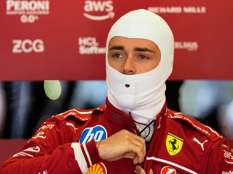 Jazdec Ferrari Charles Leclerc pred začiatkom pretekov VC Emilia Romagna.