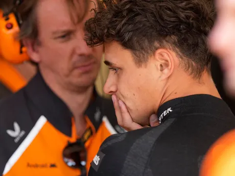 Jazdec McLarenu Lando Norris pred začiatkom pretekov VC Emilia Romagna.
