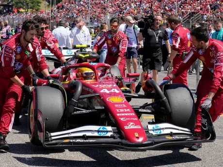 Mechanici Ferrari a monopost Lewisa Hamiltona pred začiatkom pretekov VC Emilia Romagna.
