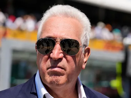Majiteľ Aston Martin Lawrence Stroll pred začiatkom pretekov VC Emilia Romagna.