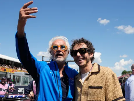 Šéf tímu Alpine Flavio Briatore a Valentino Rossi pred začiatkom pretekov VC Emilia Romagna.