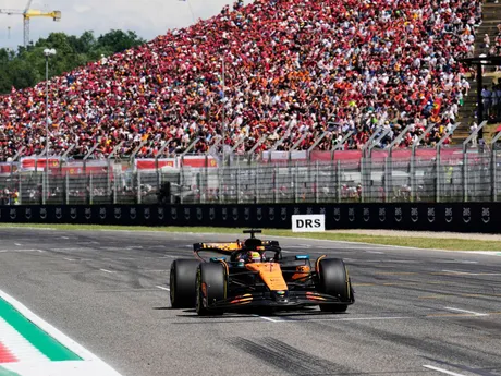 Jazdec McLarenu Oscar Piastri počas VC Emilia Romagna.