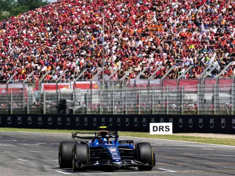 Jazdec Williamsu Carlos Sainz počas VC Emilia Romagna.