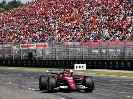Jazdec Ferrari Charles Leclerc počas VC Emilia Romagna.