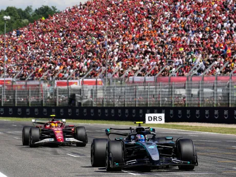Jazdec Mercedesu Andrea Kimi Antonelli a za ním Lewis Hamilton na Ferrari počas VC Emilia Romagna.