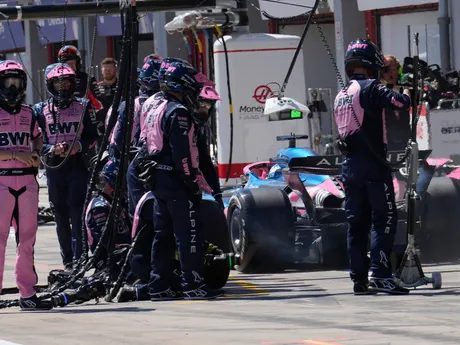 Jazdec Alpinu Pierre Gasly v boxoch počas VC Emilia Romagna.
