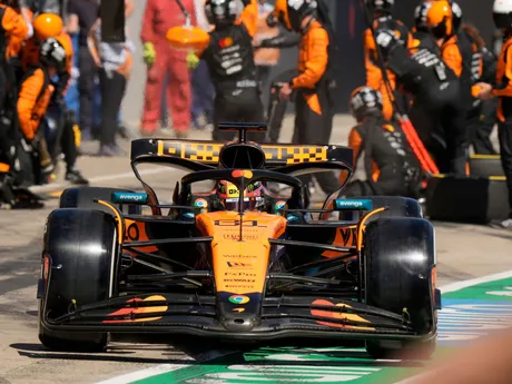 Jazdec McLarenu Oscar Piastri v boxoch počas VC Emilia Romagna.