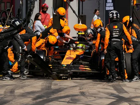 Jazdec McLarenu Lando Norris v boxoch počas VC Emilia Romagna.