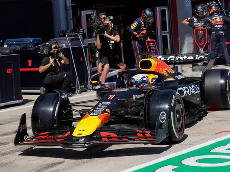 Jazdec Red Bullu Max Verstappen v boxoch počas VC Emilia Romagna.