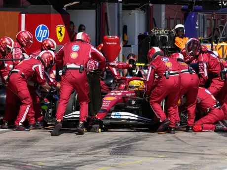 Jazdec Ferrari Lewis Hamilton v boxoch počas VC Emilia Romagna.