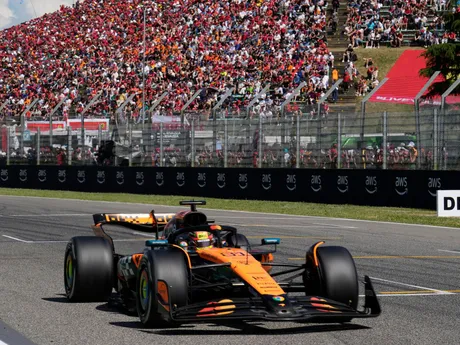 Jazdec McLarenu Oscar Piastri počas VC Emilia Romagna.