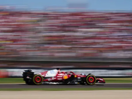 Jazdec Ferrari Charles Leclerc počas VC Emilia Romagna.