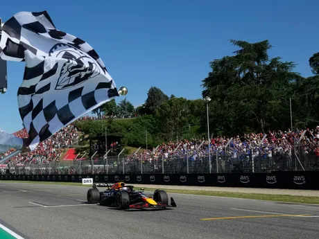 Jazdec Rud Bullu Max Verstappen víťazí na VC Emilia Romagna.