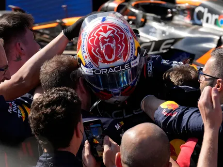 Jazdec Rud Bullu Max Verstappen oslavuje víťazstvo so svojim tímom na VC Emilia Romagna.