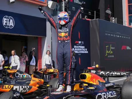 Jazdec Rud Bullu Max Verstappen oslavuje víťazstvo na VC Emilia Romagna.