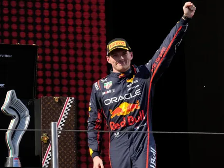 Jazdec Rud Bullu Max Verstappen oslavuje víťazstvo na VC Emilia Romagna.