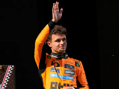 Jazdec McLarenu Lando Norris na pódiu po VC Emilia Romagna.