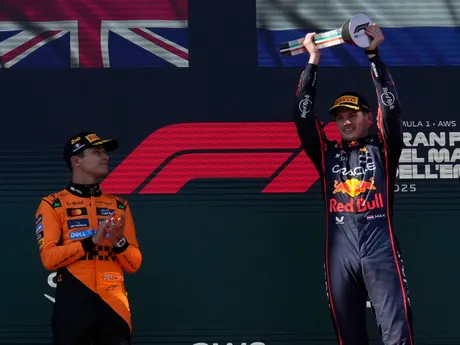 Jazdec Rud Bullu Max Verstappen oslavuje víťazstvo na VC Emilia Romagna.