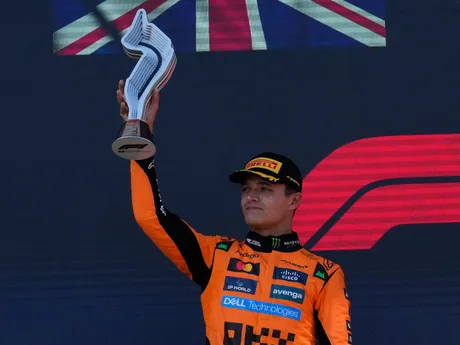 Jazdec McLarenu Lando Norris oslavuje druhé miesto na VC Emilia Romagna.