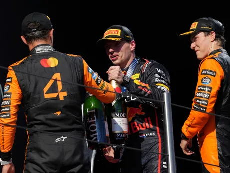 Zľava Lando Norris, Max Verstappen a Oscar Piastri na pódiu po VC Emilia Romagna.