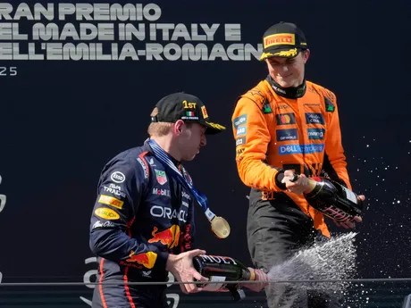 Max Verstappen a Oscar Piastri na pódiu po VC Emilia Romagna.