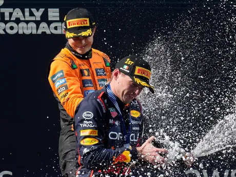 Jazdec Rud Bullu Max Verstappen oslavuje víťazstvo na VC Emilia Romagna.