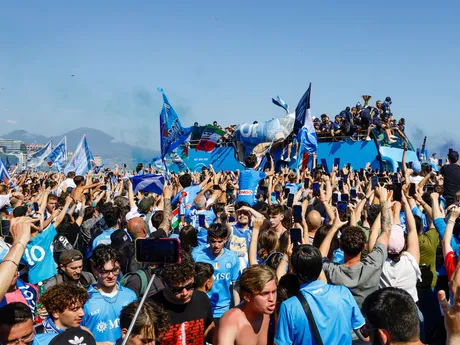 Futbalisti SSC Neapol oslavovali zisk titulu jazdou autobusom v uliciach mesta.