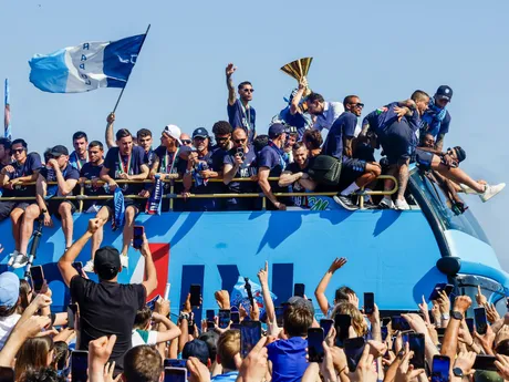 Futbalisti SSC Neapol oslavovali zisk titulu jazdou autobusom v uliciach mesta.